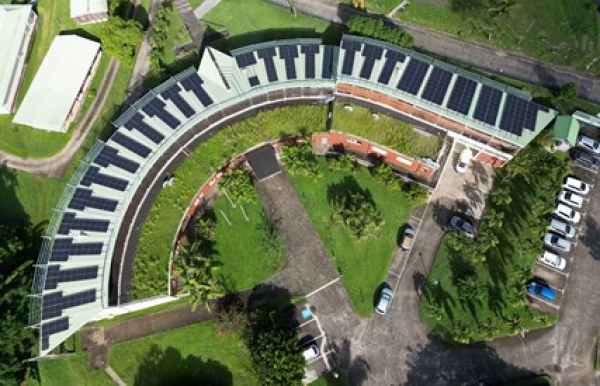 Vue aérienne toiture du Campus Agro-environnemental Caraïbe. © Jérôme Sainte-Rose